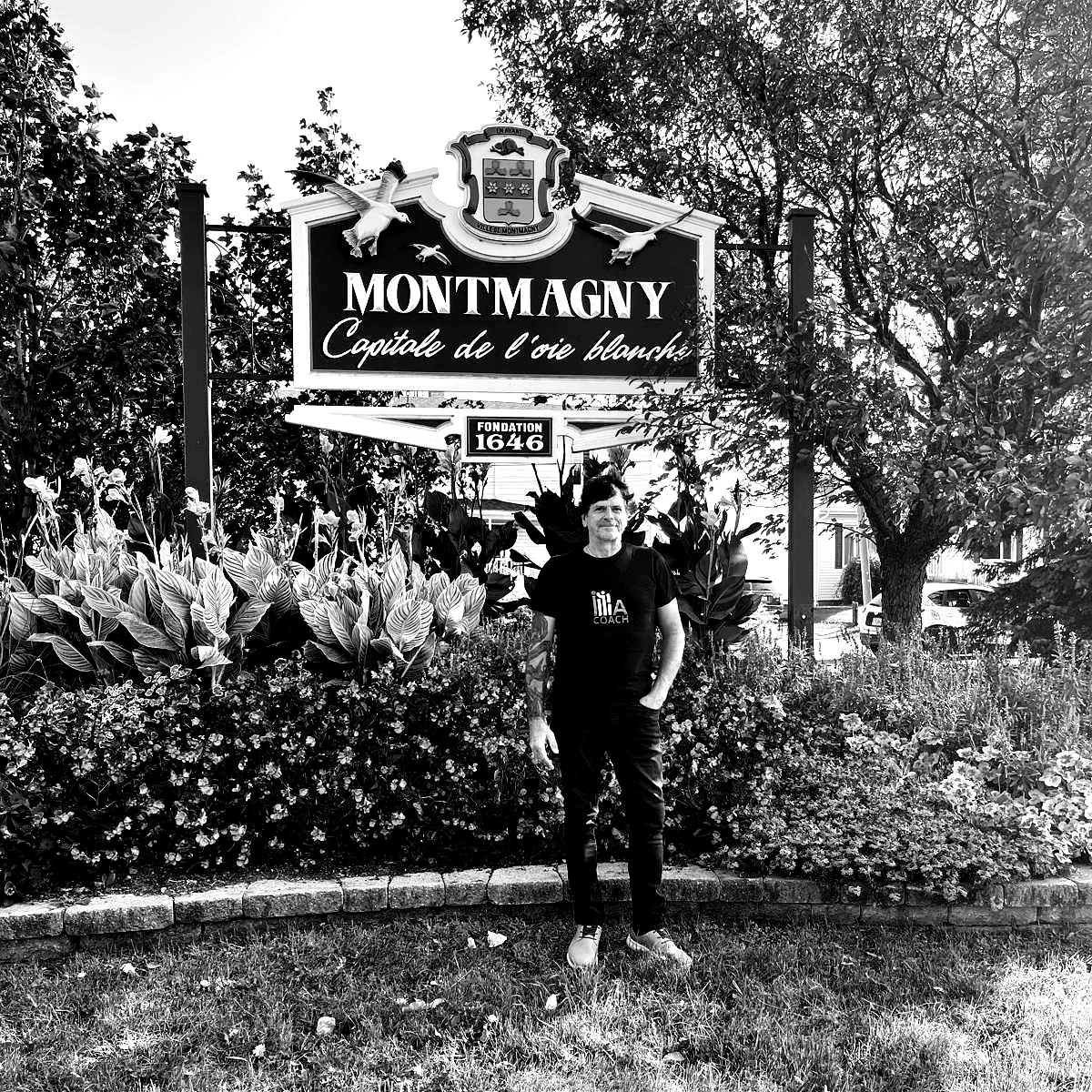 Sylvain Langlais devant l'entrée de la ville de Montmagny